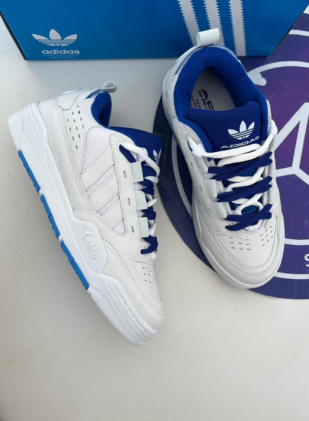 Adi2000 - Azul e Branco