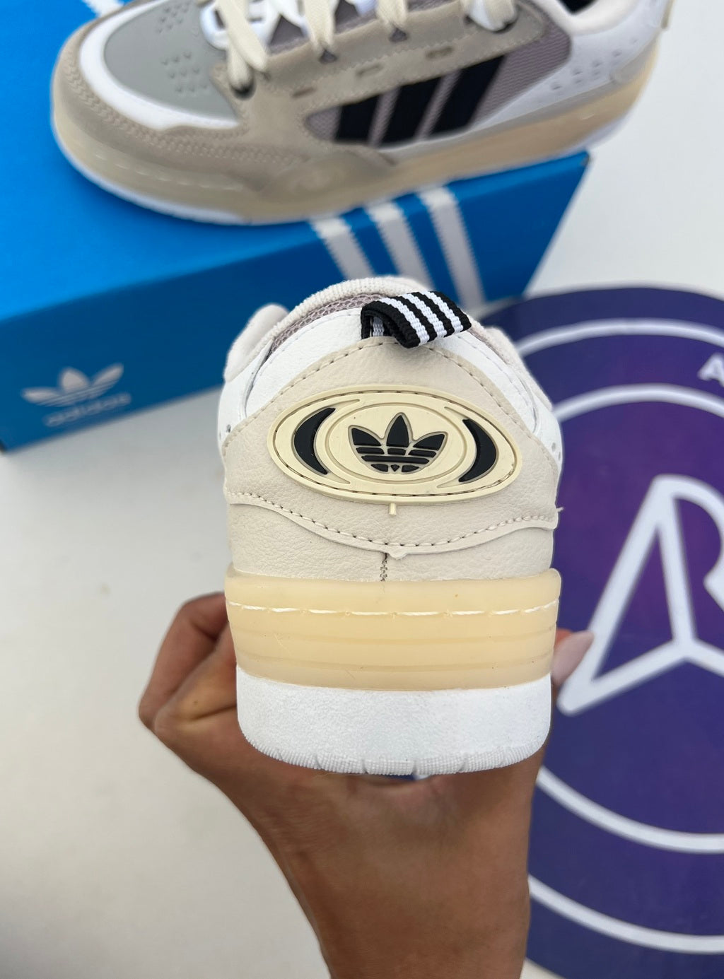 Adi2000 - Off/Branco