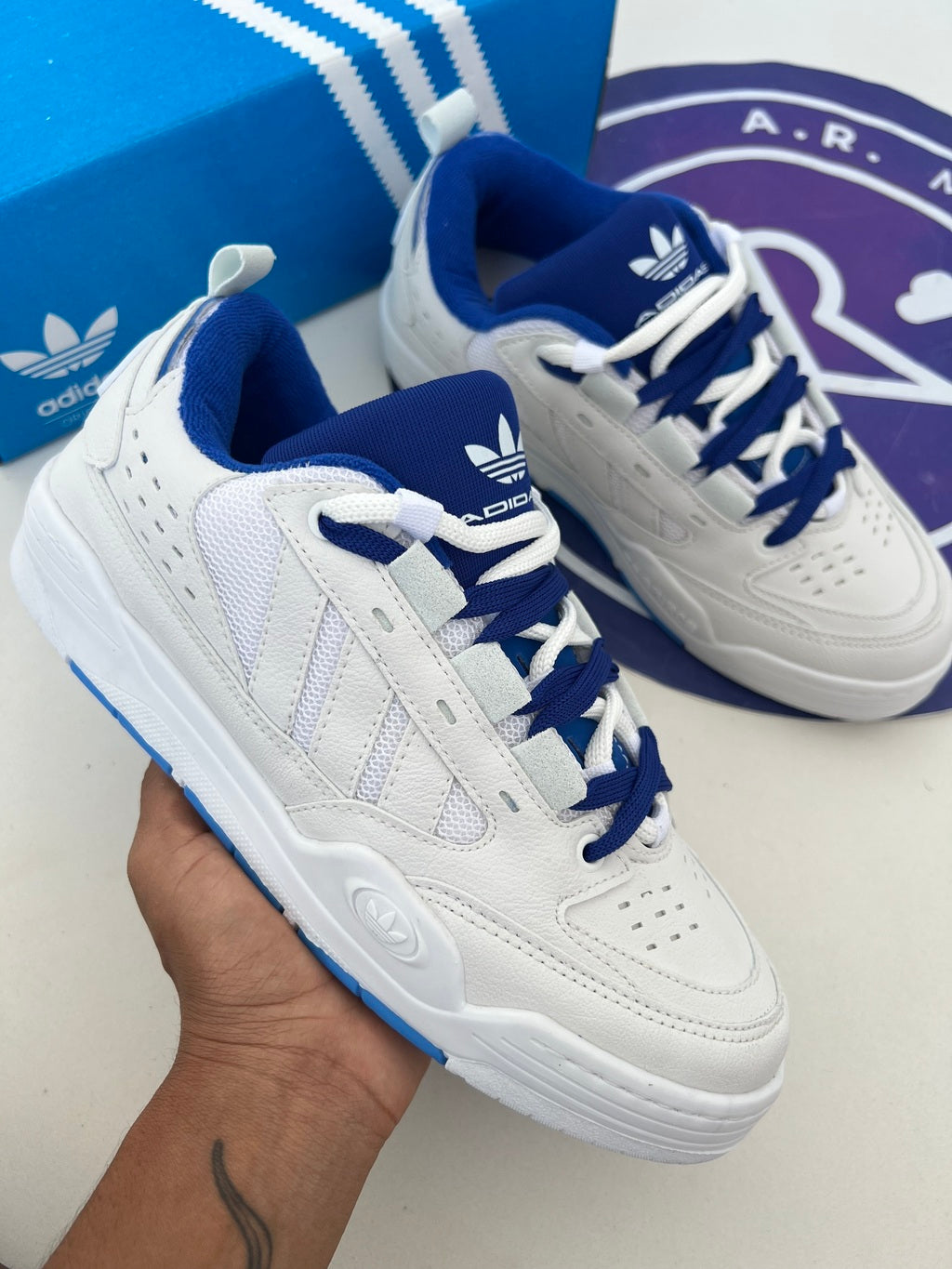 Adi2000 - Azul e Branco