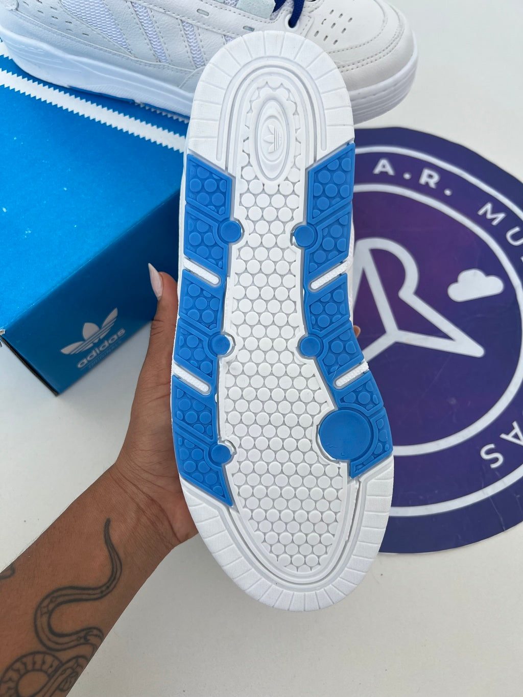 Adi2000 - Azul e Branco