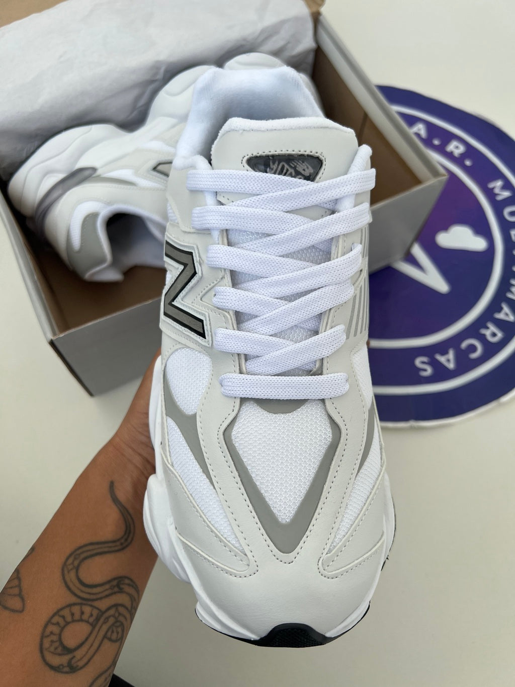 NB 9060 - Branco/Cinza