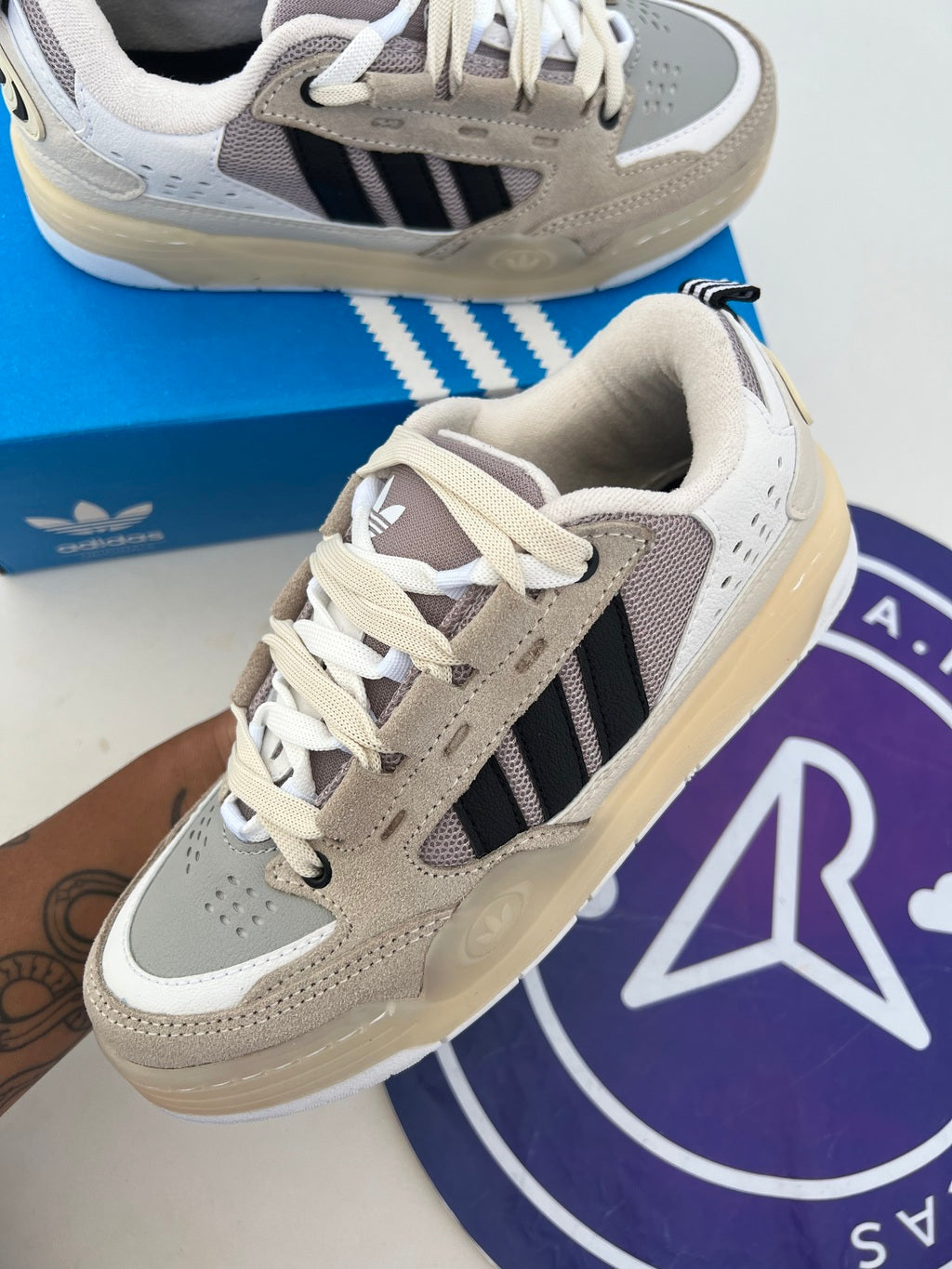 Adi2000 - Off/Branco