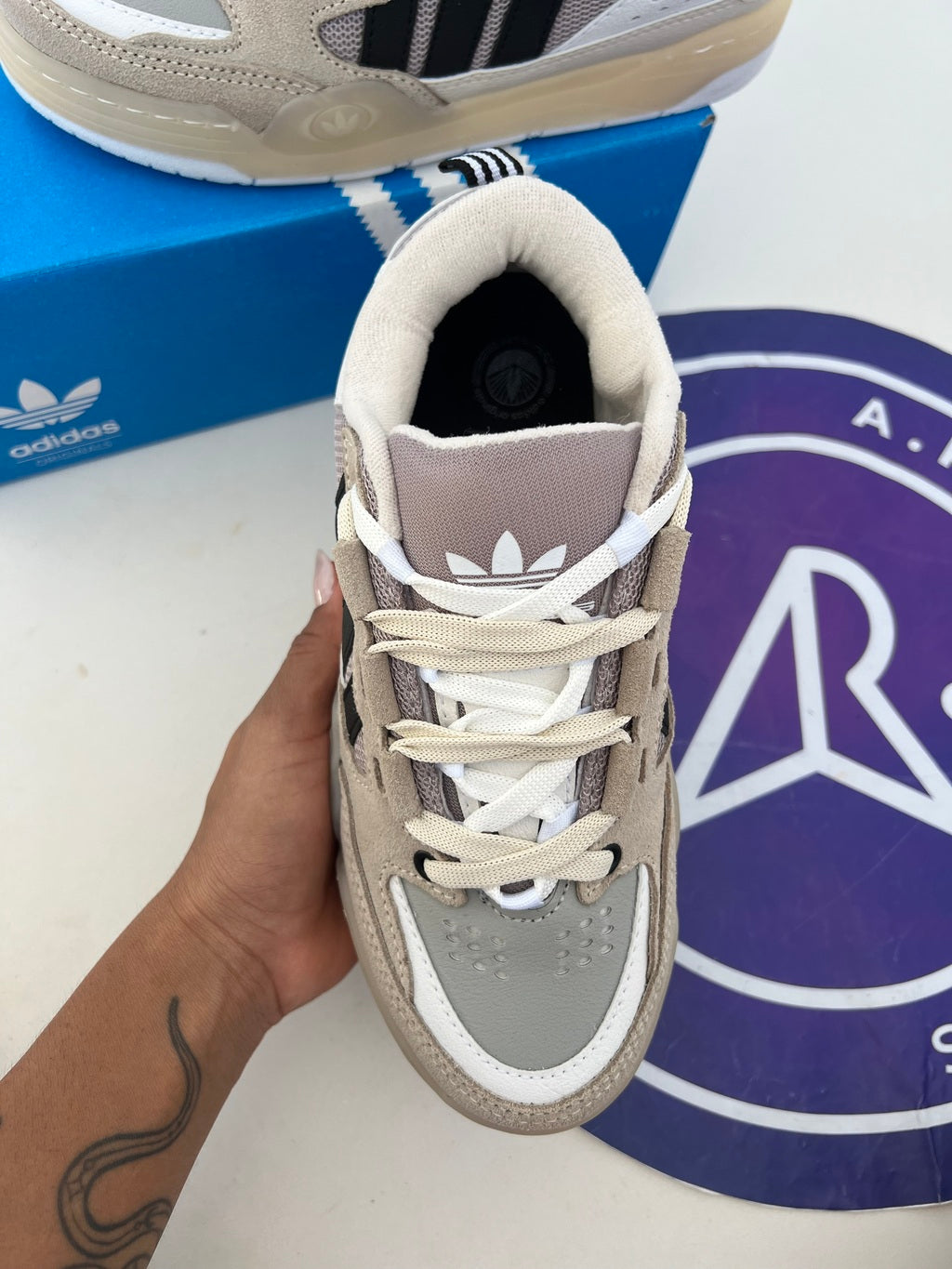 Adi2000 - Off/Branco