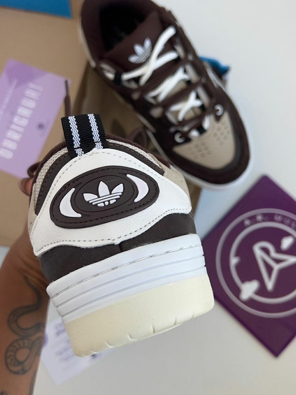 Adi2000 - Marrom/Branco