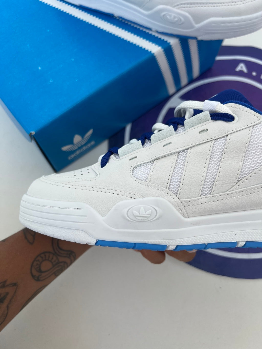 Adi2000 - Azul e Branco