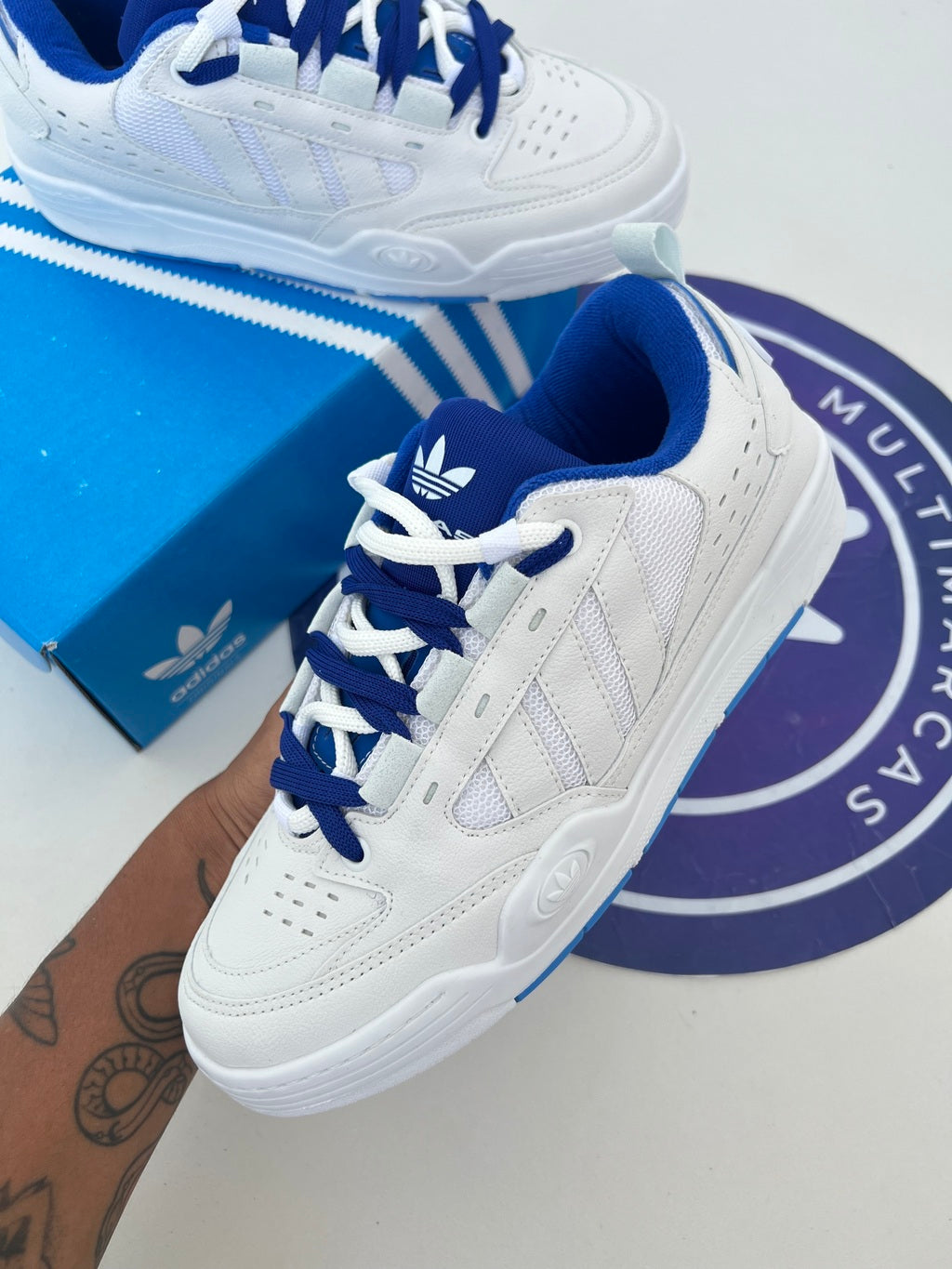 Adi2000 - Azul e Branco