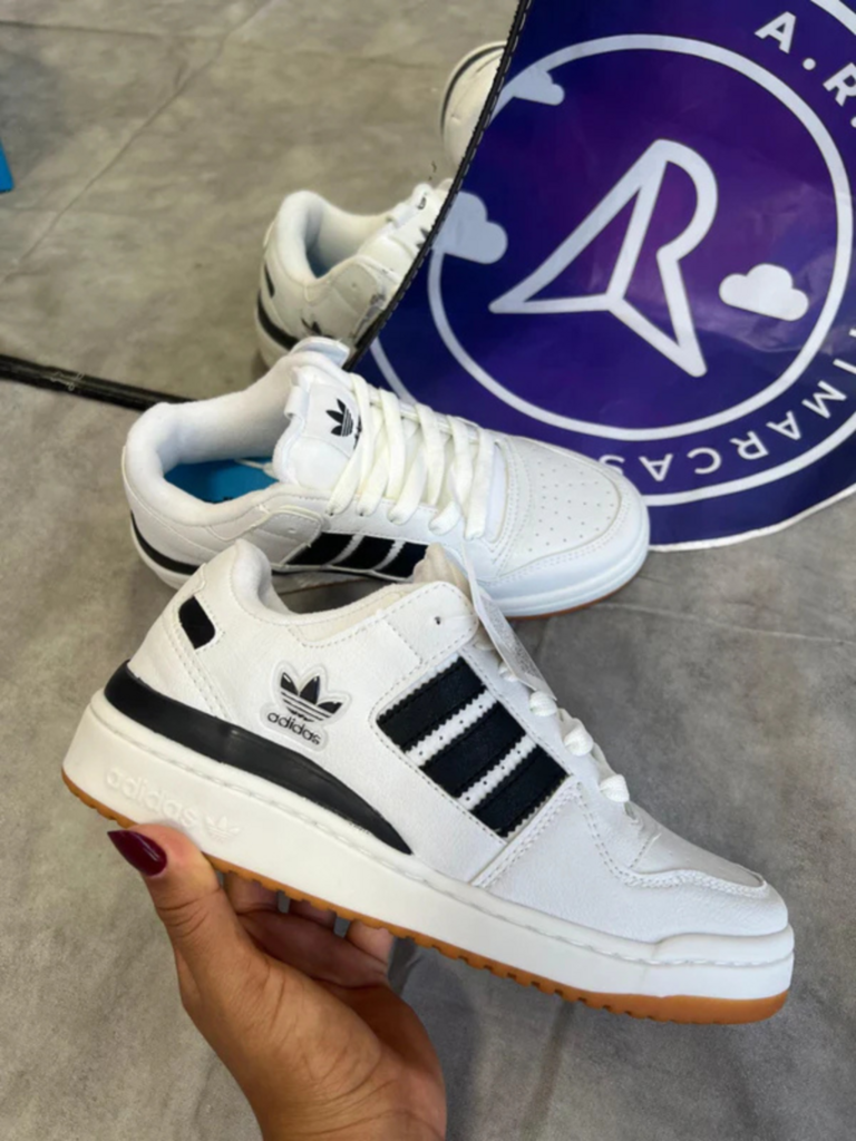 Forum Bold - Branco/Preto