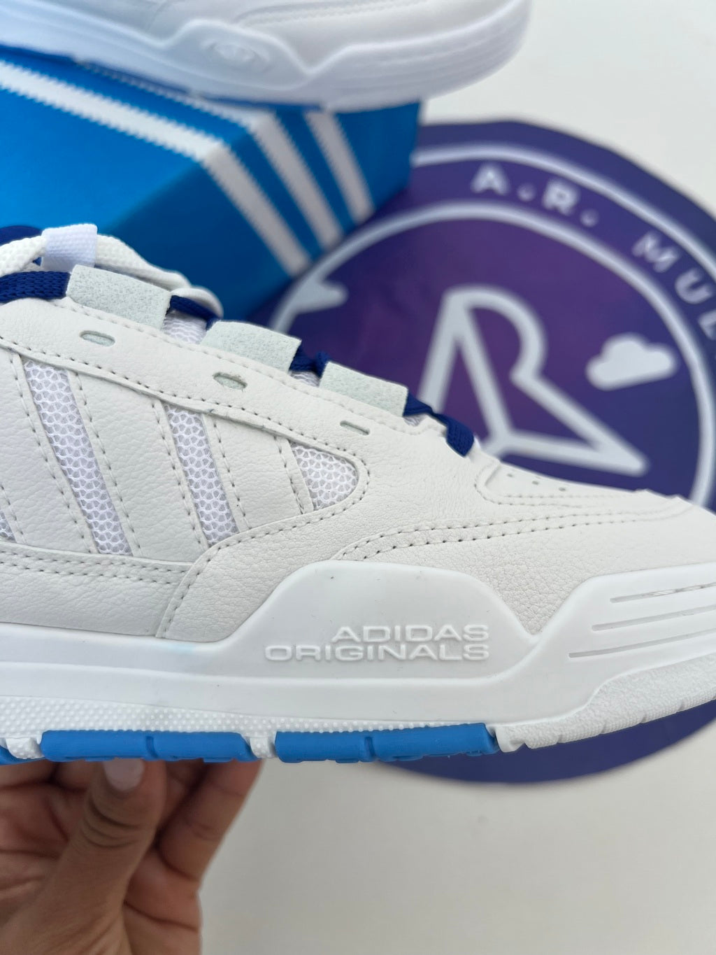 Adi2000 - Azul e Branco