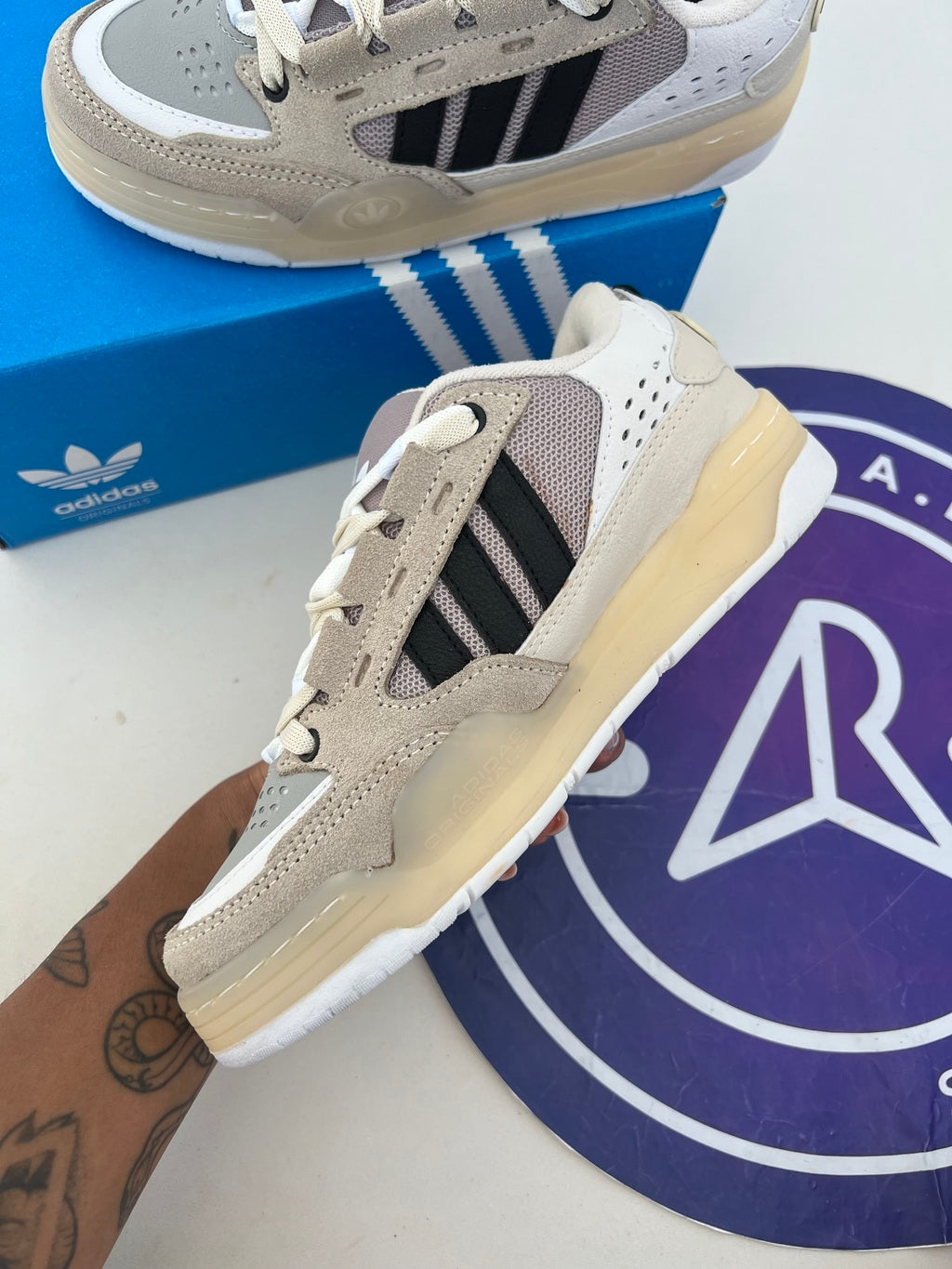 Adi2000 - Off/Branco