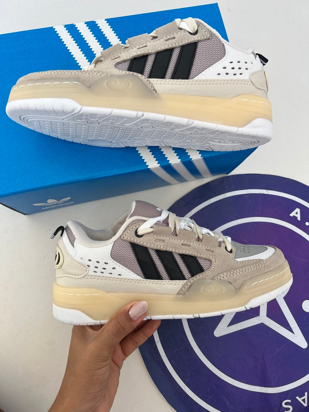 Adi2000 - Off/Branco