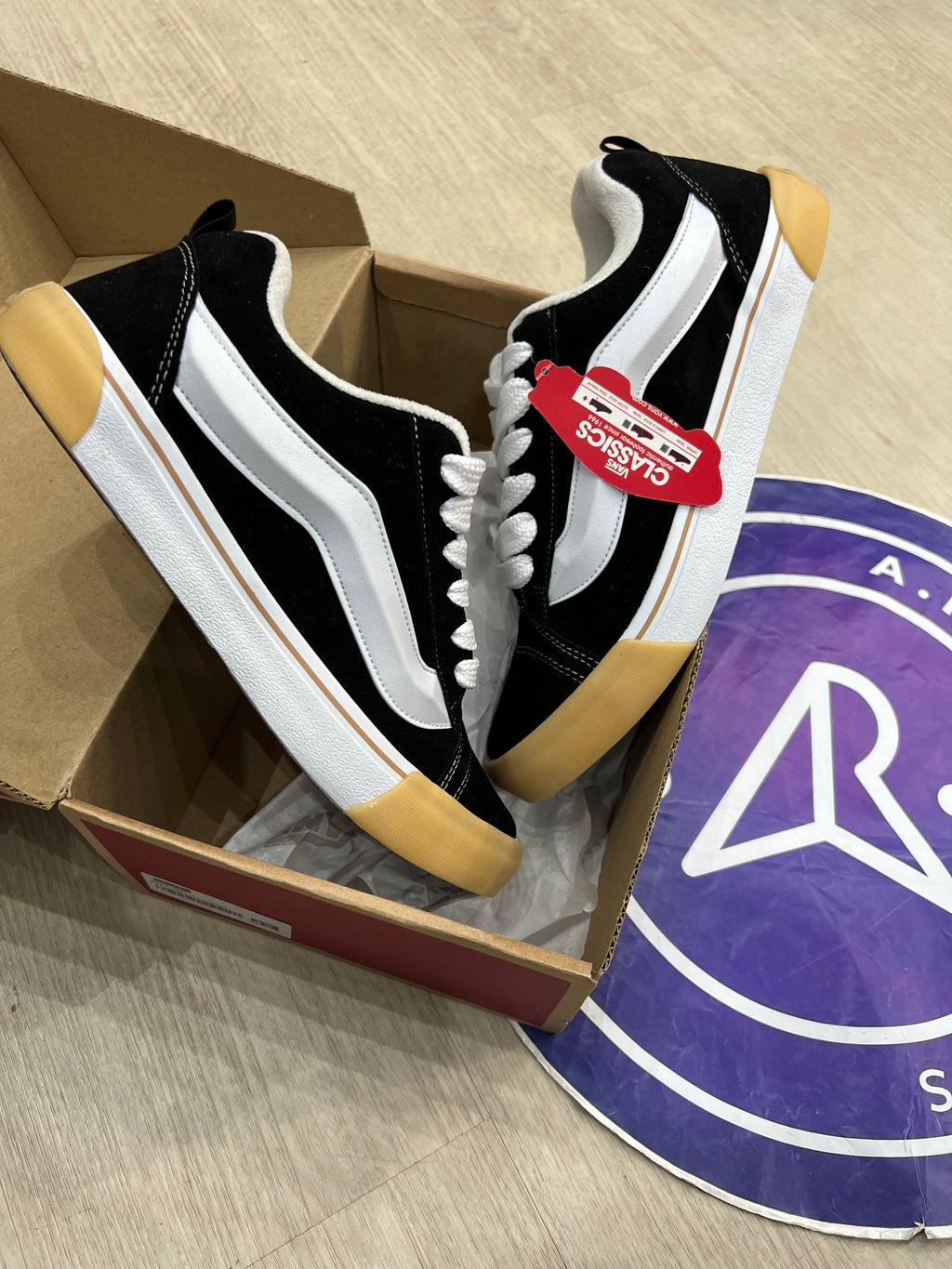 Knu - Branco/Preto/Bege