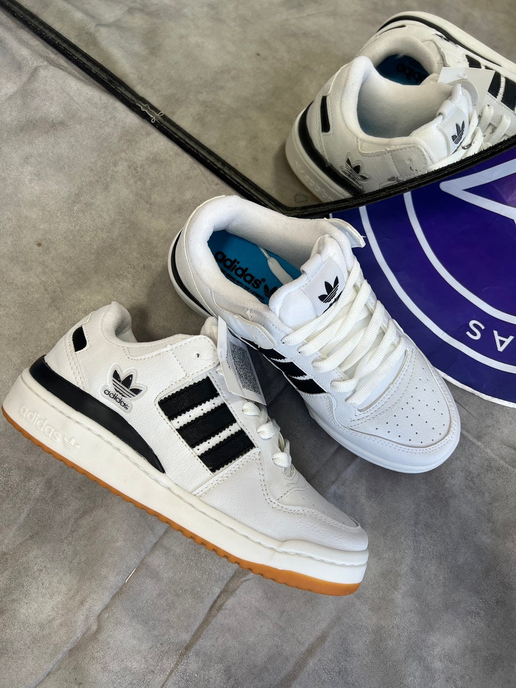 Forum Bold - Branco/Preto