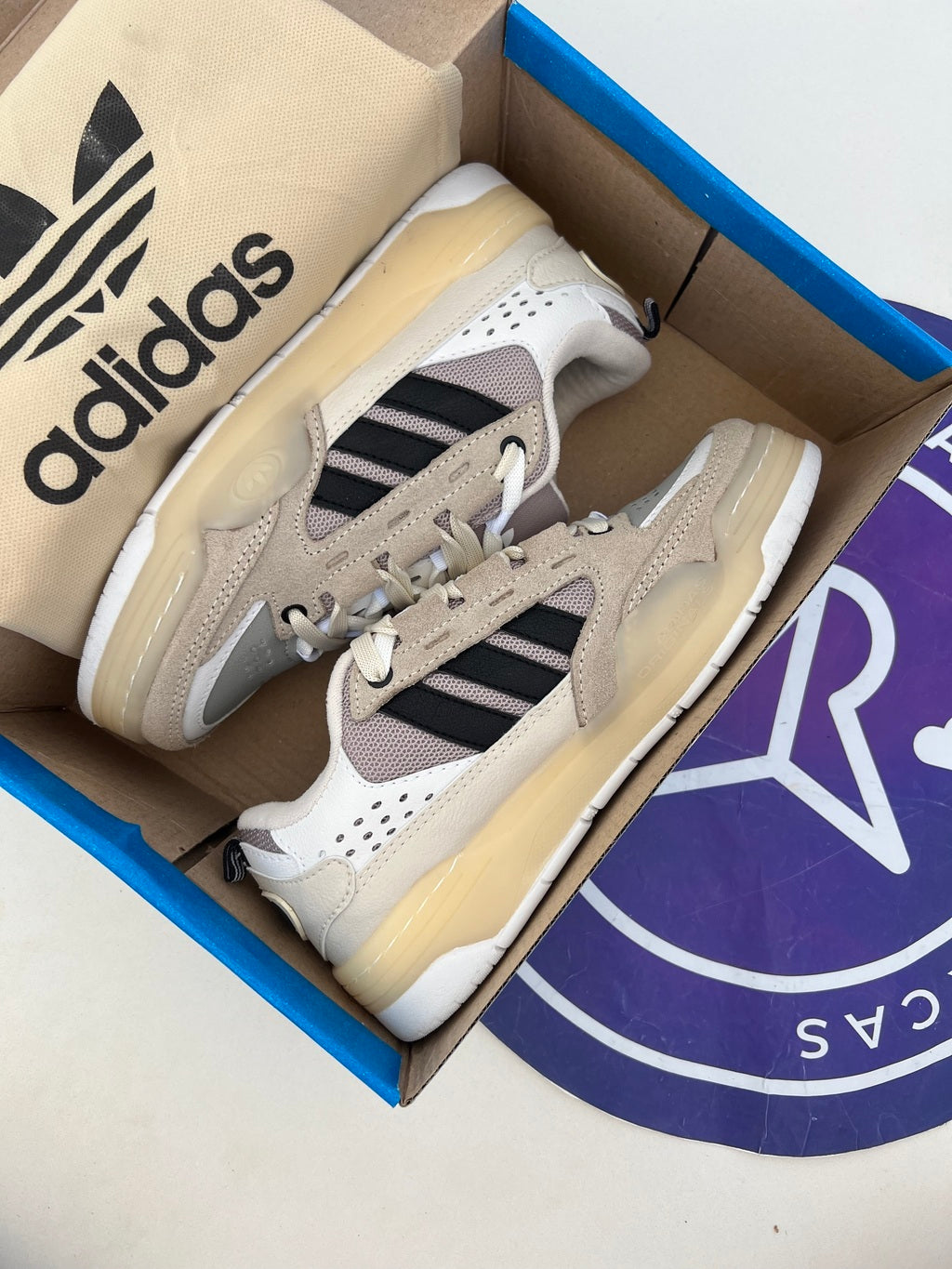 Adi2000 - Off/Branco