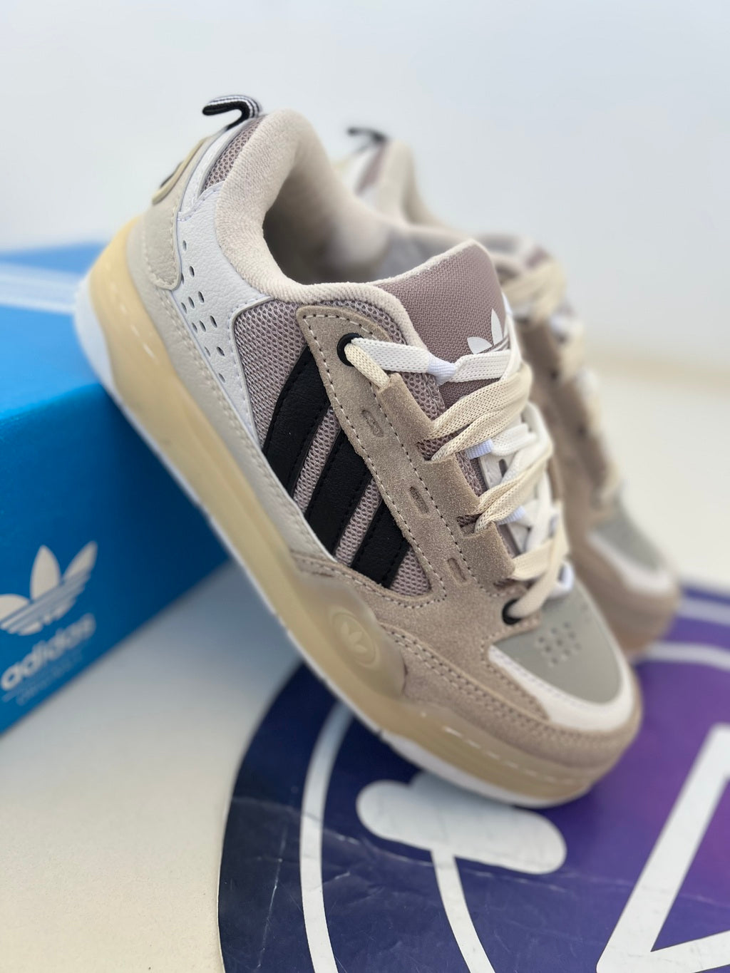 Adi2000 - Off/Branco