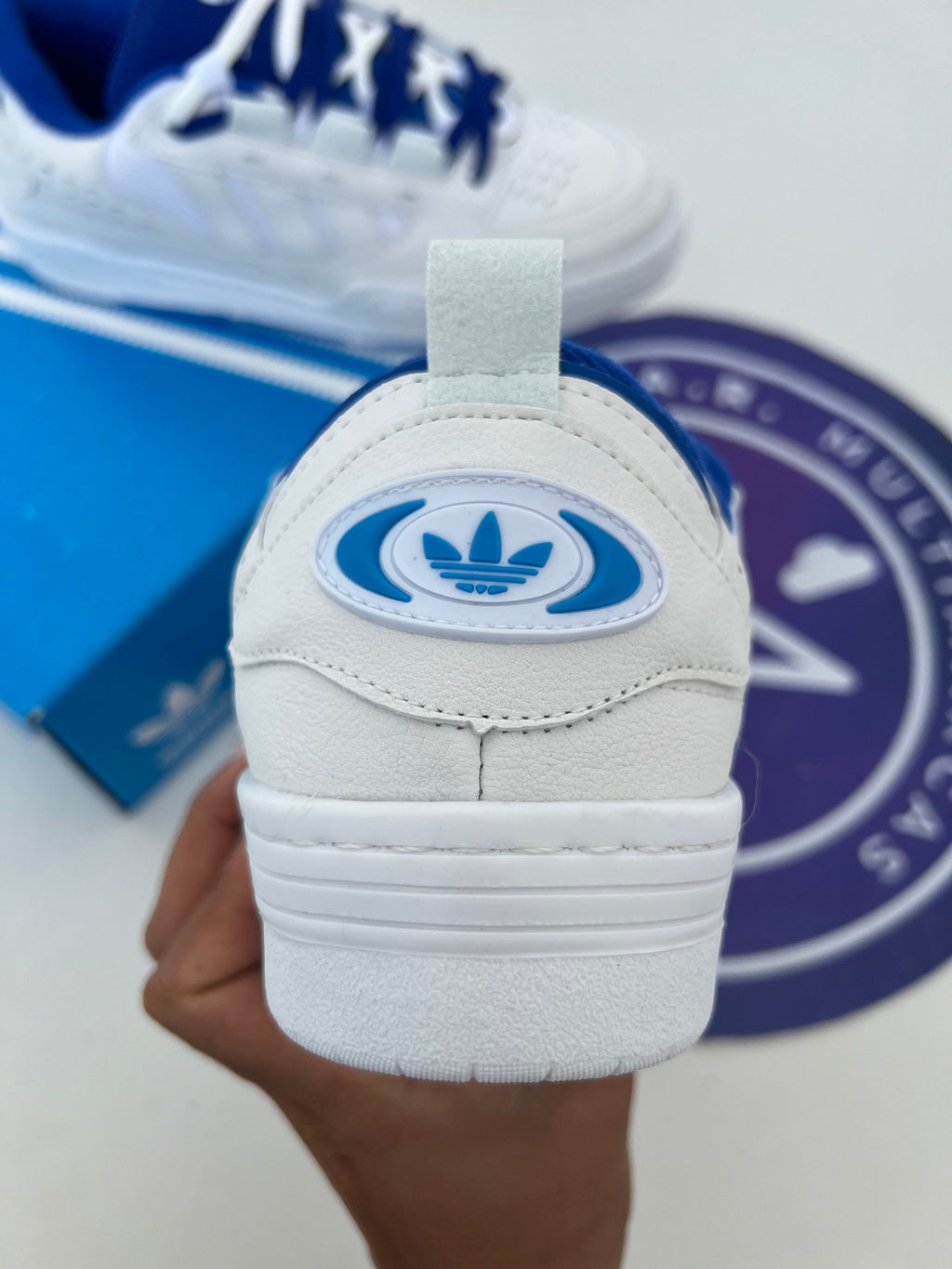 Adi2000 - Azul e Branco