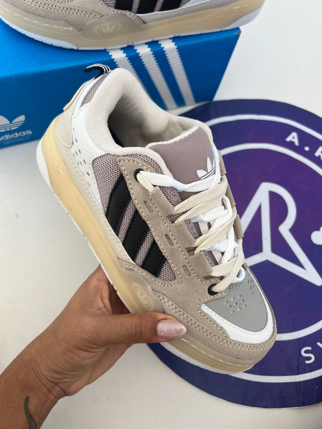 Adi2000 - Off/Branco