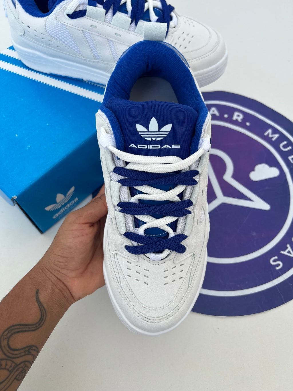 Adi2000 - Azul e Branco