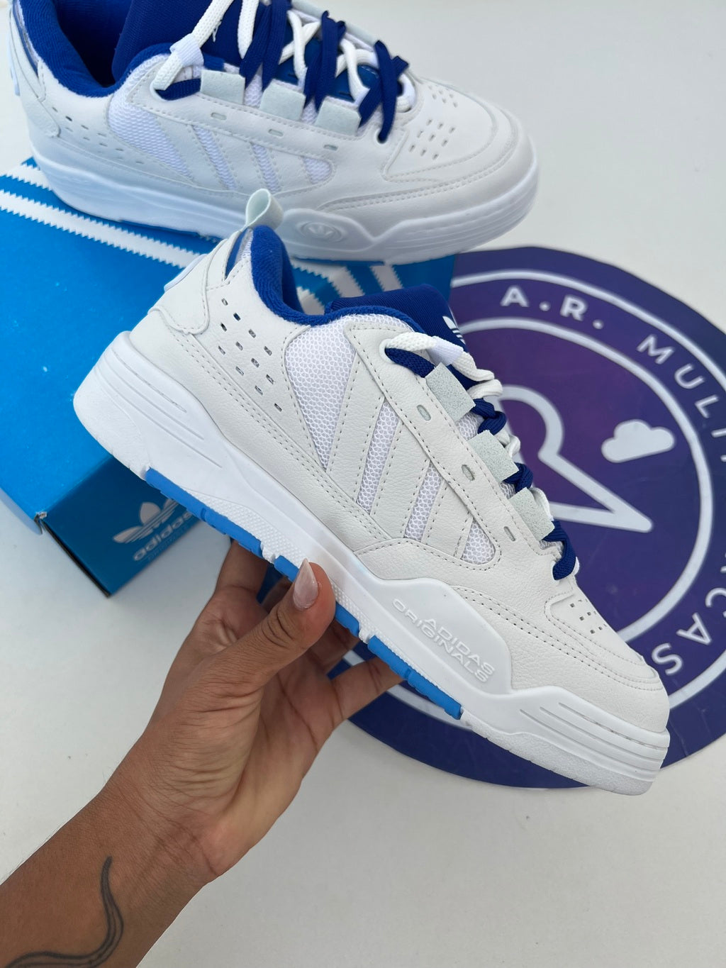 Adi2000 - Azul e Branco