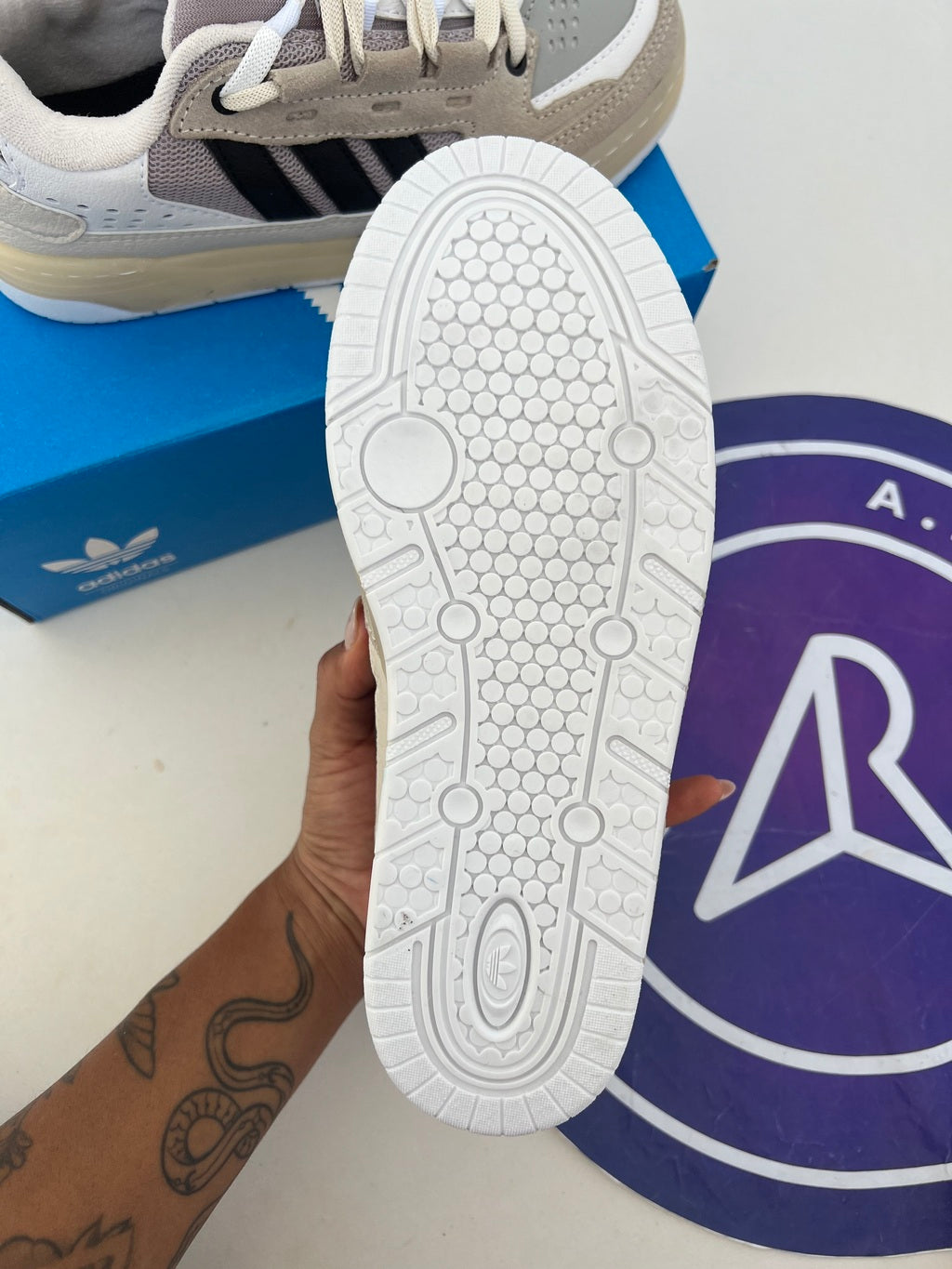 Adi2000 - Off/Branco